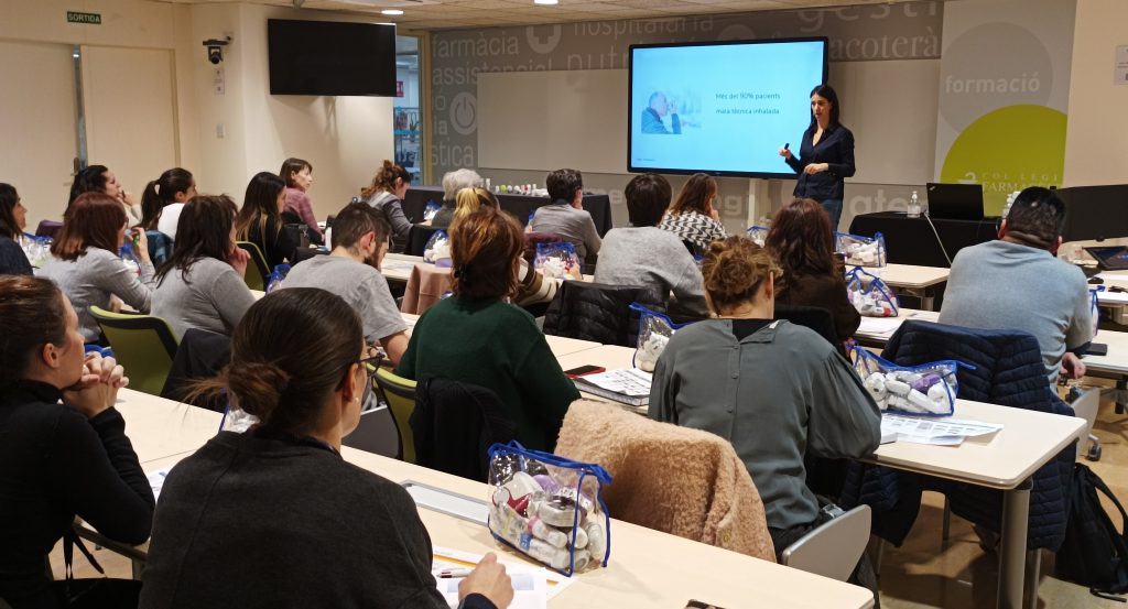 Cristina Lucas impartint el taller d'inhaladors als farmacèutics i farmacèutiques.