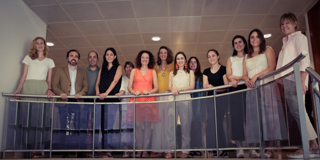 Fotografia de les persones premiades i becades, després de la resolució de la convocatòria 2023-2024, amb membres de la Junta del COFB i de la Comissió de premis i beques.