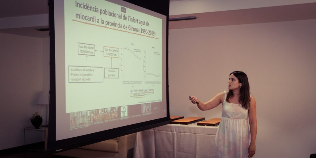 La investigadora, Anna Camps, durant la seva exposició sobre el projecte "Influència de la farmacogenòmica sobre l'eficàcia a llarg termini de la prevenció de malalties cardiovasculars amb estatines i IECAs".