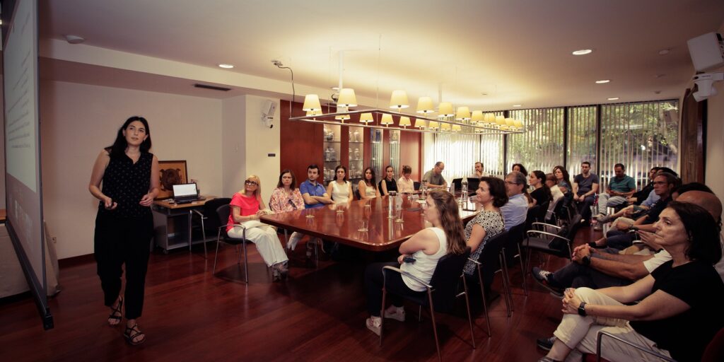 Cristina Martínez en la presentació del projecte "Estudi d'un biomarcador de resposta a inhibidors de quinasa Janus per a l'optimització de l'efectivitat i la seguretat del tractament en pacients amb artritis reumatoide".