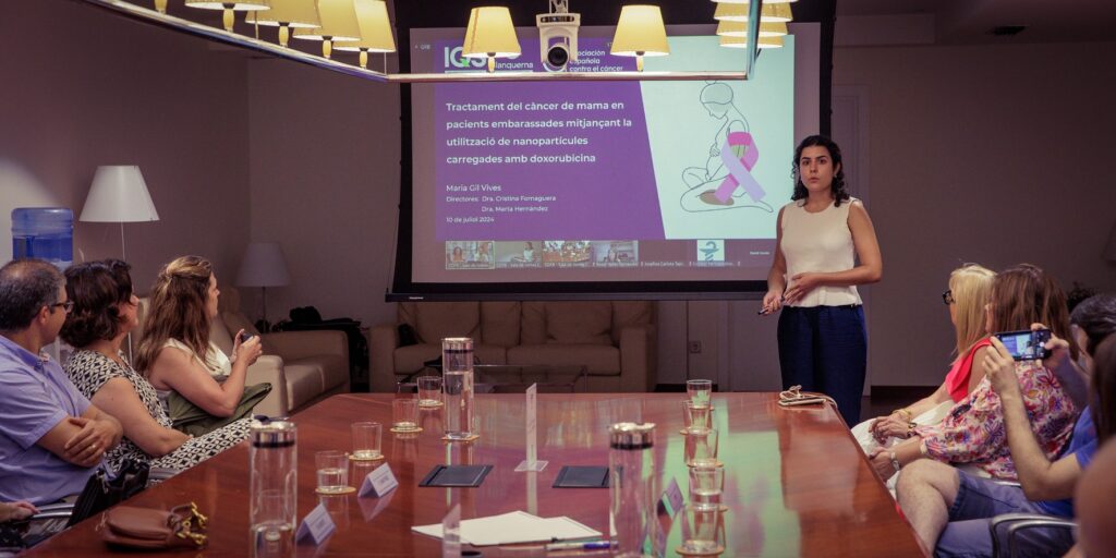 Maria Gil en un moment de la presentació del TFG "Tractament del càncer de mama en pacients embarassades mitjançant la utilització de doxorubicina encapsulada en nanopartícules". 