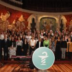 Foto de grup amb els col·legiats que celebraven 25 anys de col·legiació.