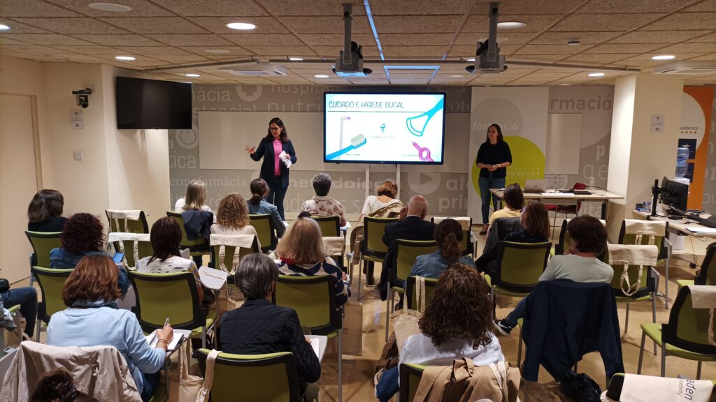 Marta Alcalde en un moment de la presentació del taller sobre cura i higiene bucal.