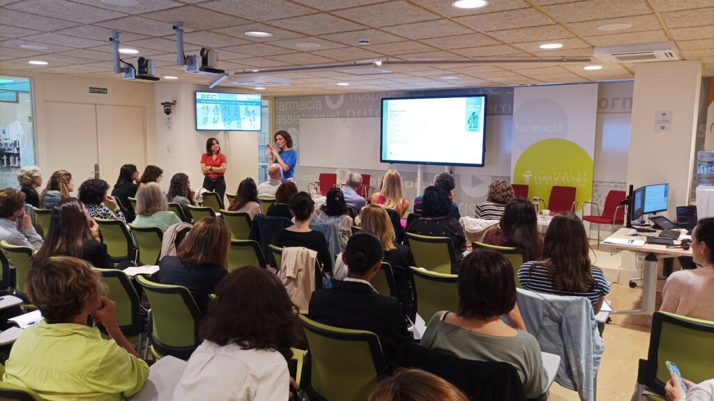 Cristina Morales i Nuria Molist introduint la formació.