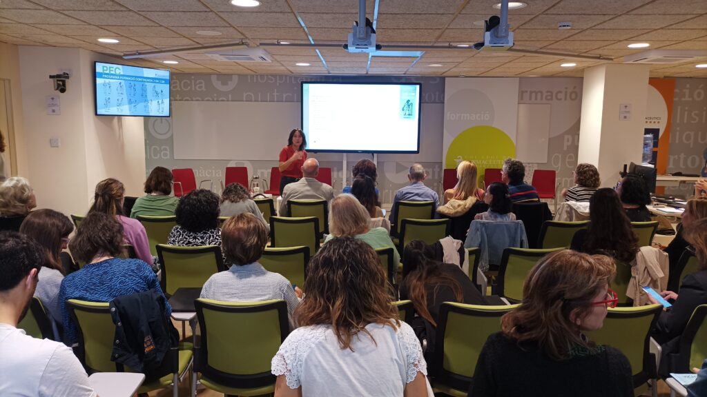 Cristina Morales presentant la formació “Visió multidisciplinària del pacient cardiorenal metabòlic”.