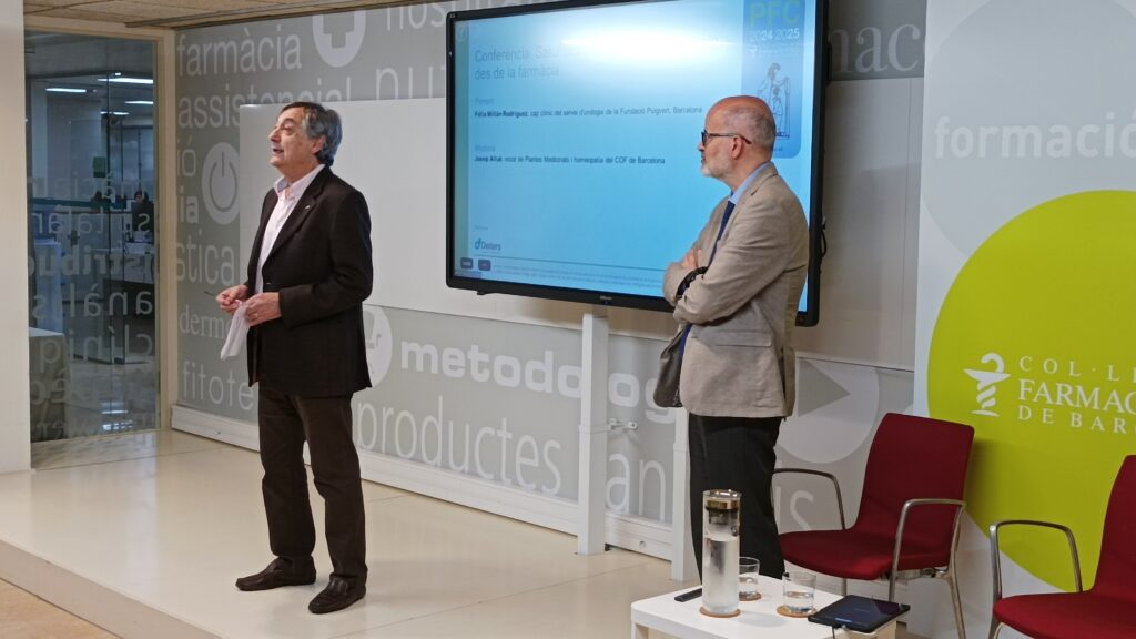 El vocal de Plantes Medicinals del COFB, Josep Allué, i el doctor Félix Millán en un durant la presentació del curs sobre el maneig de la salut urorenal.