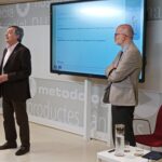 El vocal de Plantes Medicinals del COFB, Josep Allué, i el doctor Félix Millán en un durant la presentació del curs sobre el maneig de la salut urorenal.