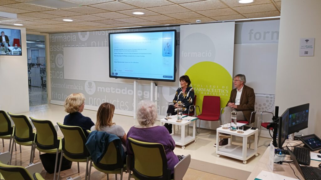 La Dra. Àngels Arcusa i Miquel Recasens en un moment de la conferència.
