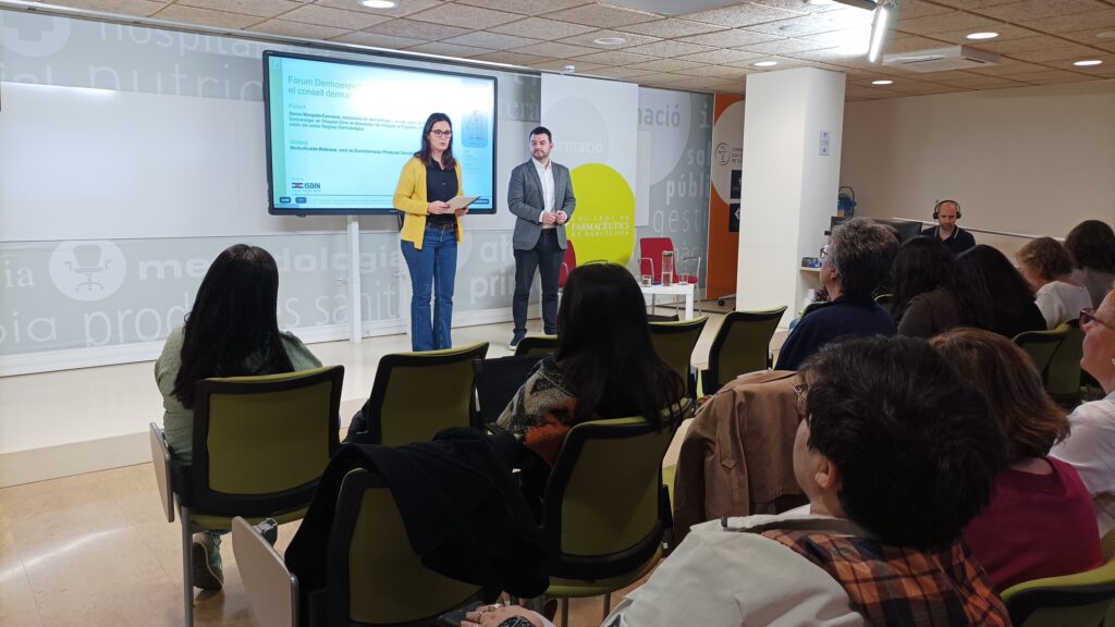 Marta Alcalde presentant el Fòrum Dermoexpert "Consideracions ètniques en el consell dermatològic" amb el doctor Daniel Morgado-Carrasco.