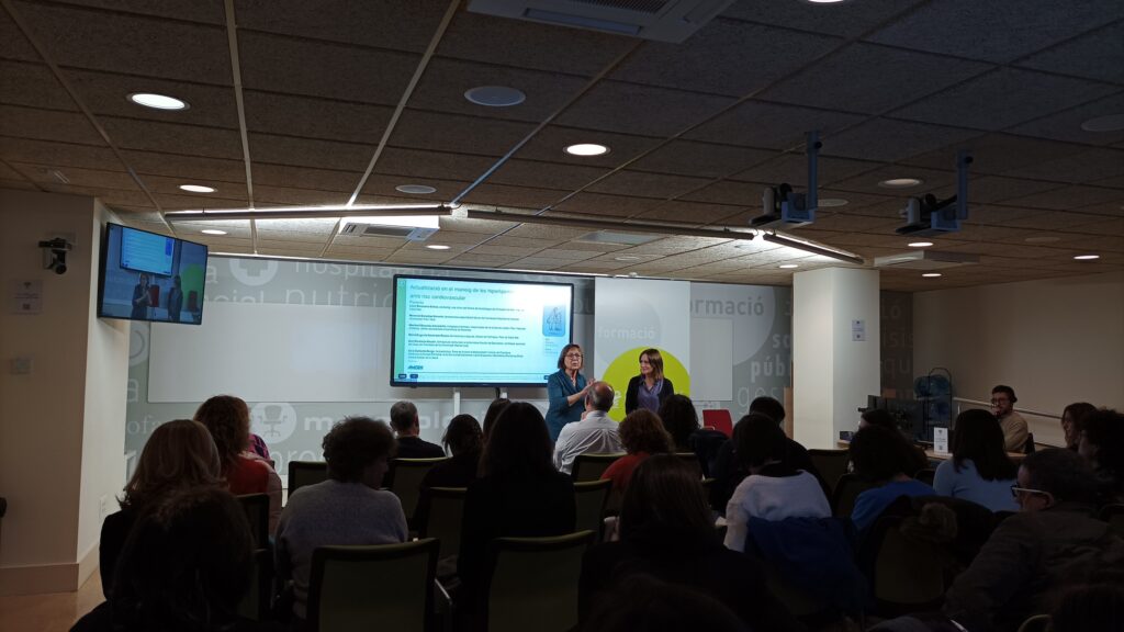 Mercè Barau (esquerra) i Cristina Morales (dreta) presentant la formació sobre el maneig de les hiperlipèmies i el pacient amb risc cardiovascular.