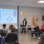 La infermera clínica, Cristina Vidal, impartint la formació sobre ostomies.