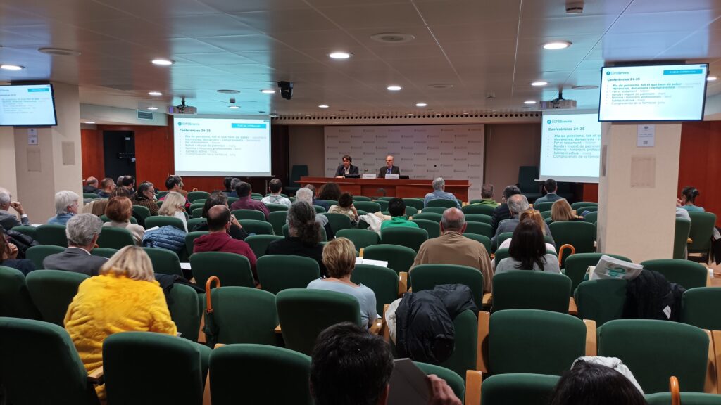 Agustí Ortega (esquerra) i Alejandro Ebrat (dreta) durant la conferència "Herències, donacions i compravenda".