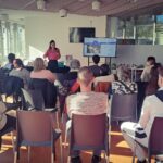 Gema Garrigós en un moment de la seva exposició sobre la perforació del lòbul de l'orella.
