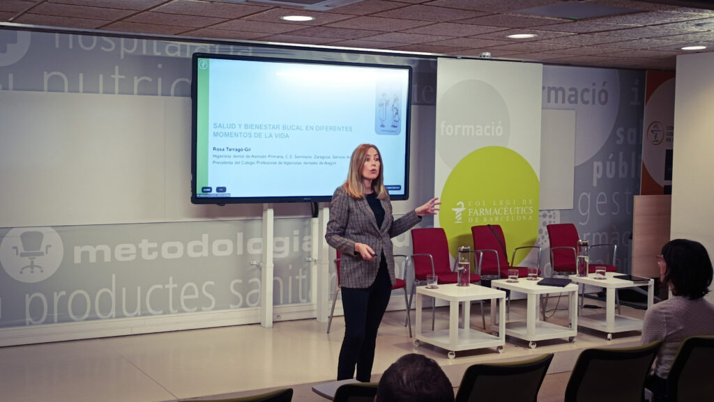 Rosa Tarragó en un moment de la seva presentació sobre la salut bucodental. 