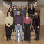 Fotografia dels investigadors dels projectes, juntament amb membres de la Junta de Govern i el Tribunal del COFB, juntament amb el degà de la Facultat de Farmàcia de la UB, després de la resolució la convocatòria 2023-2024 de beques i premis.