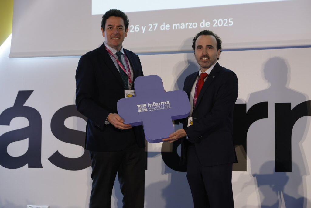 Manuel Martínez de Peral (esquerra) rebent el testimoni per part de Jordi Casas (dreta)