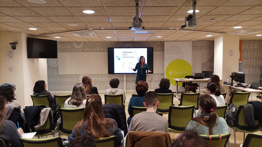 Matilde García impartint la formació “Fitoteràpia, usos i aplicacions dels olis essencials (nivell 1)”.