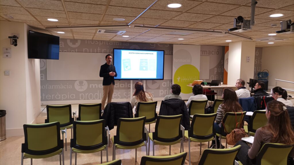 Alfredo Quevedo durant la seva exposició sobre els olis essencials. 