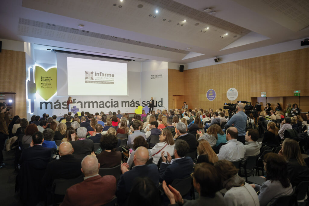 Núria Bosch presentant la conferència inaugural d'Infarma.
