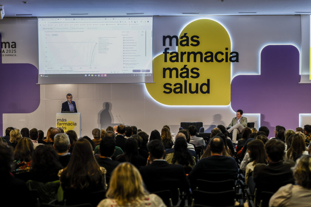 Álex Rayón (esquerra) impartint la conferència d'actualitat sobre IA, juntament amb Manuel Martínez del Peral (dreta).
