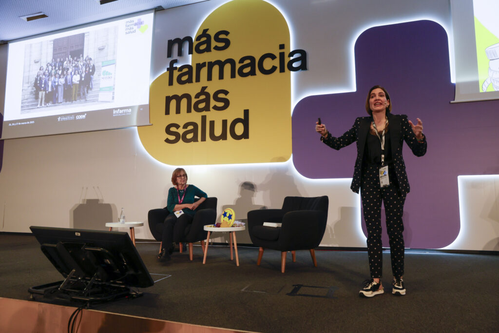 Boticaria Garcia impartint la conferència d'actualitat "La revolució dels medicaments per a la pèrdua de pes".