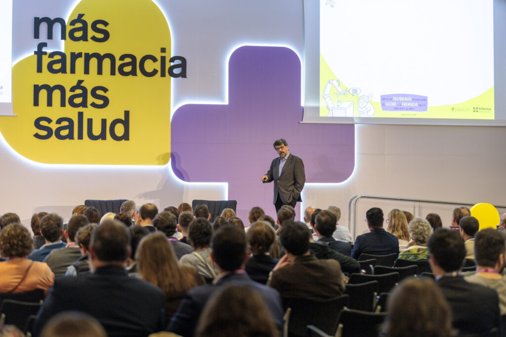 Genís Roca durante su exposición sobre el impacto de la tecnología.