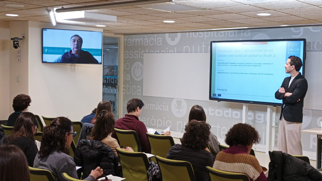 Josep Allué, connectat de forma online, presentant la formació sobre les aplicacions dels olis essencials en pediatria. 