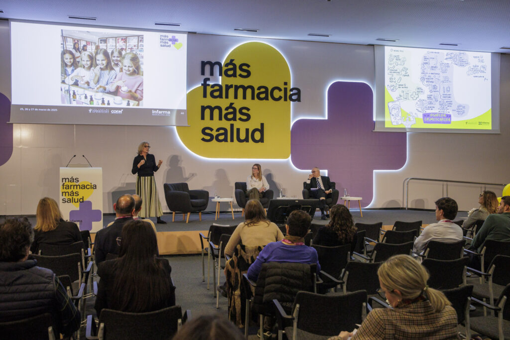 Virtudes Roig (esquerra) impartint la seva exposició.