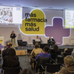 Virtudes Roig (esquerra) impartint la seva exposició.