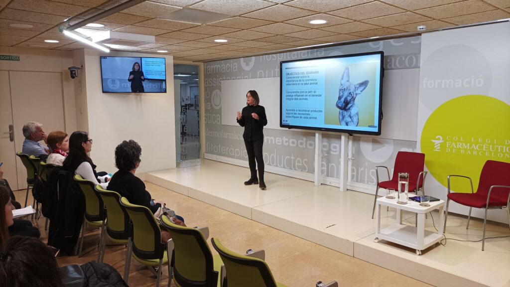 Teresa Gallart durant la seva exposició sobre la cosmètica veterinària.
