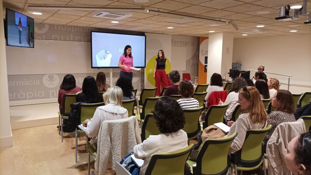 A l'esquerra Marta Alcalde presentant el Fòrum Dermoexpert juntament amb Noelia Donaire.