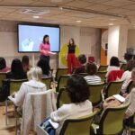 A l'esquerra Marta Alcalde presentant el Fòrum Dermoexpert juntament amb Noelia Donaire.