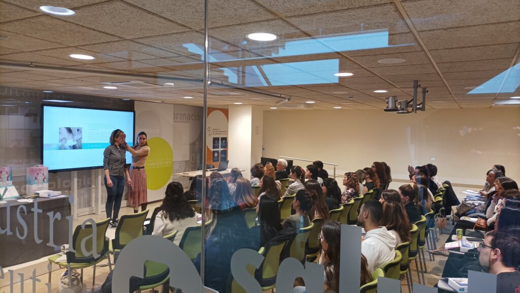 Gema Garrigós en la part pràctica de la formació.