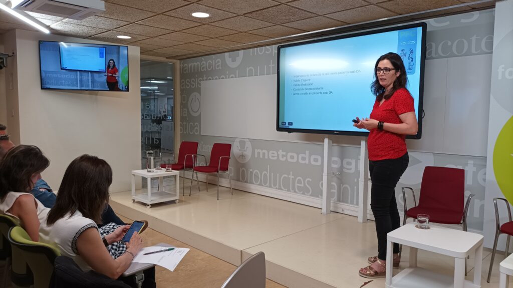 Marta Alcalde durant al seva exposició sobre la bona higiene de la pell.