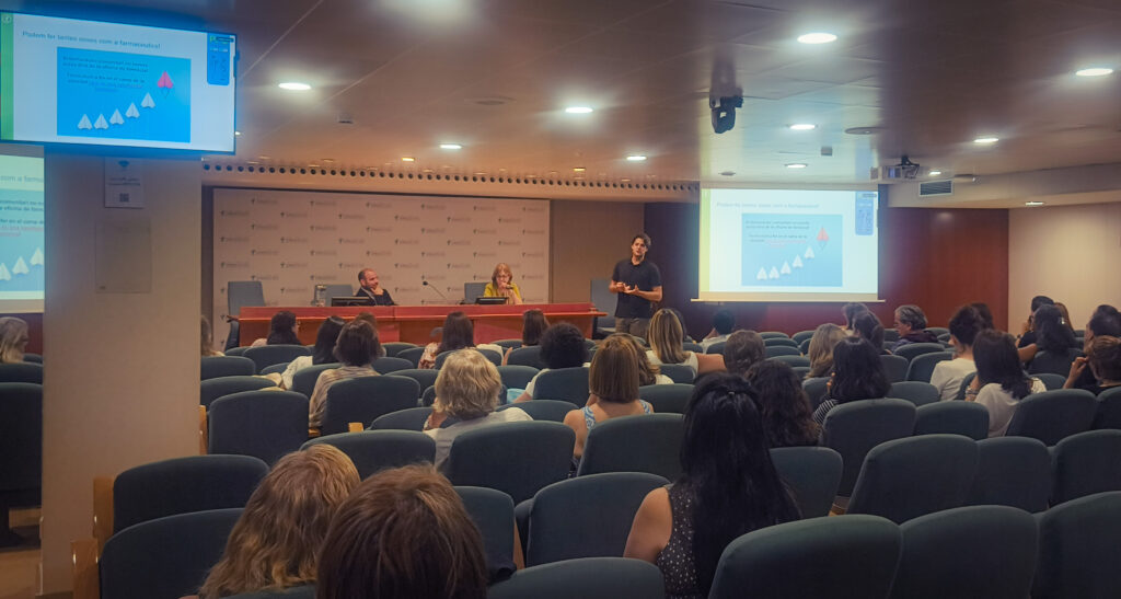 Guille Pascual, durant el transcurs de la seva exposició.