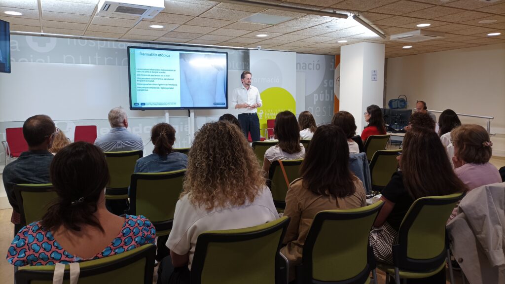 Jose Manuel Carrascosa, impartint la seva ponència lligada a l'evolució de la dermatitis atòpica.