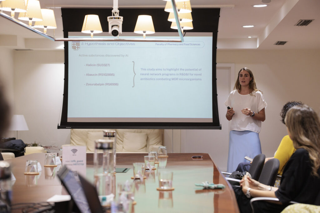 L'estudi 'Artificial intelligence in the Battle against Superbugs', de la Sophie Angulo, aconsegueix el premi al millor Treball de Fi de Grau (TFG).