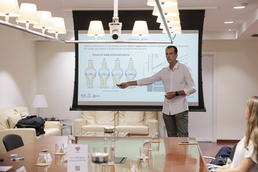Marc Portús en un moment de la seva presentació del Treball de Fi de Grau Enhancement of mechanical properties of injectable hydrogels with nanocomposites for osteoarthritis treatment.