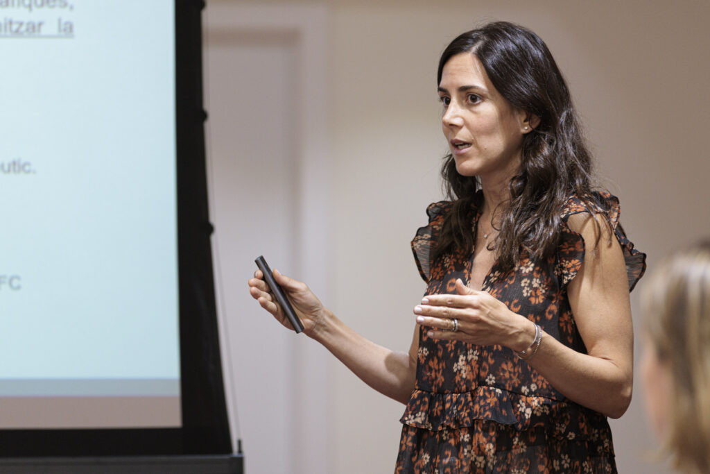 Carla Bastida, presentant el projecte "Monitorització farmacocinètica per a la optimització de teràpies orals dirigides en oncologia i hematologia".