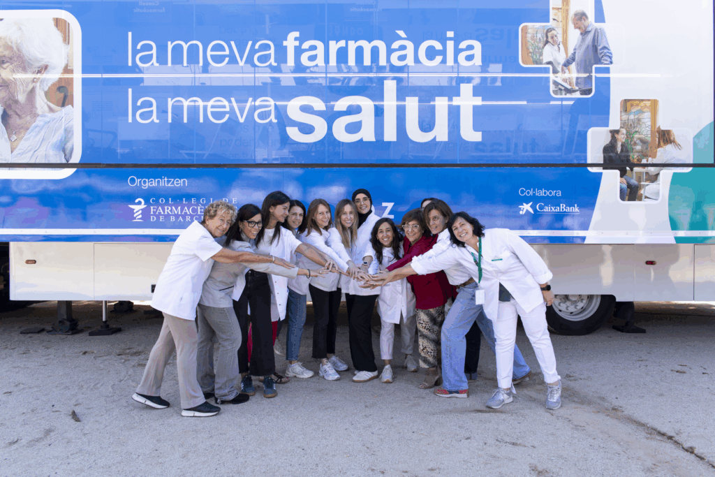 Farmacèutics i farmacèutiques atenen un centenar de mataronins a la unitat mòbil de “La meva farmàcia, la meva salut”