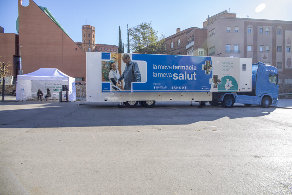 Exterior de la farmàcia mòbil a la Plaça del Parc dels Catalans, a Terrassa.