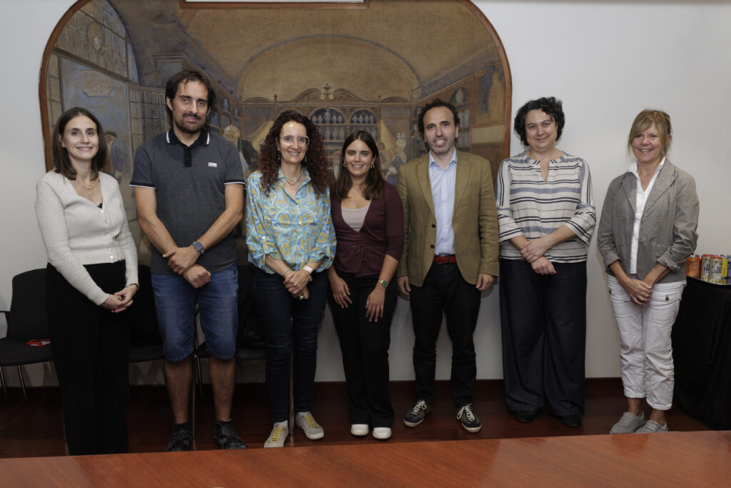 Fotografia de la investigadora del projecte, juntament amb membres de la Junta de Govern del COFB, el Tribunal i la degana de la Facultat de Farmàcia de la Universitat Ramon Llull, després de la resolució la convocatòria 2024-2025 de beques i premis.