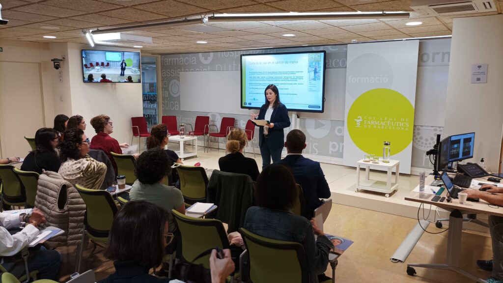Marta Alcalde, vocal del COFB, va presentar la formació “Cura de la pell en el càncer de mama”.