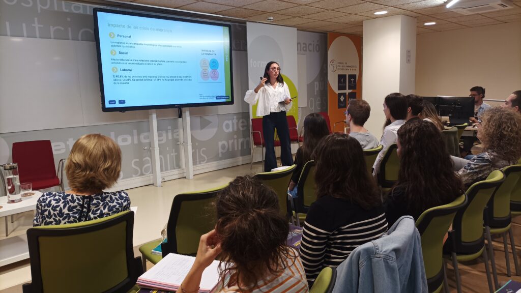 Paula Arellano va recordar que, a escala laboral, un 25% dels pacients amb migranya perden la feina i un 28% no pot ascendir.