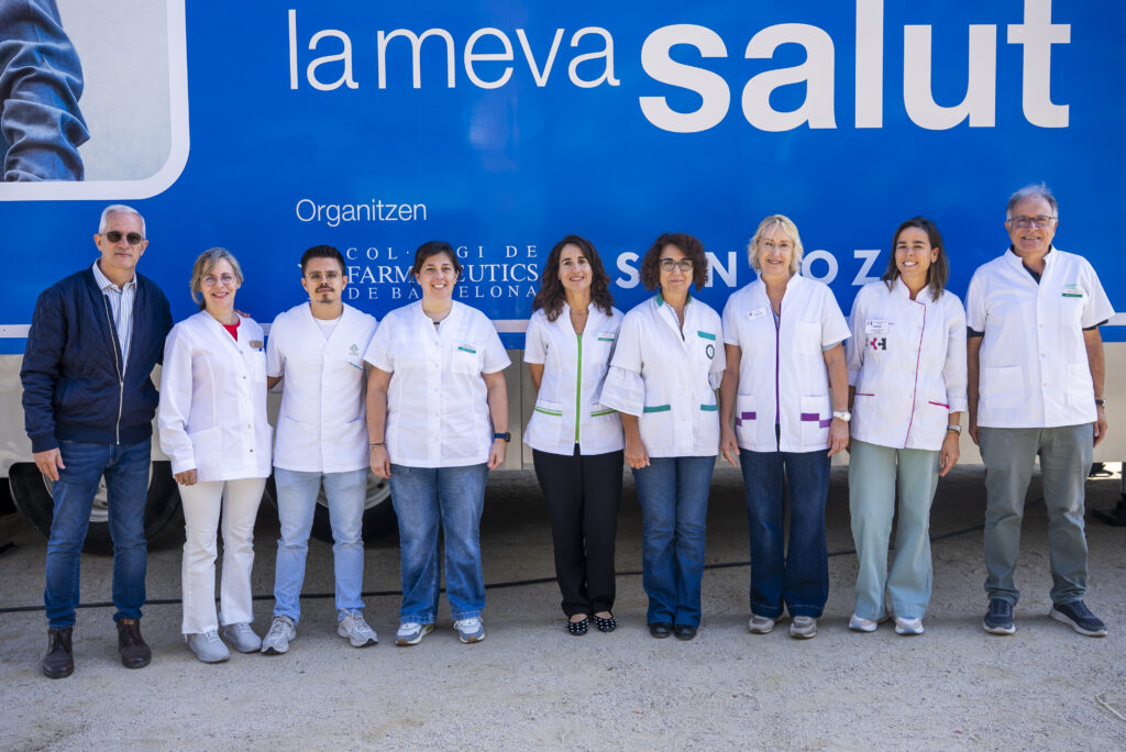 Farmacèutics i farmacèutiques voluntàries de la unitat mòbil a Cornellà
