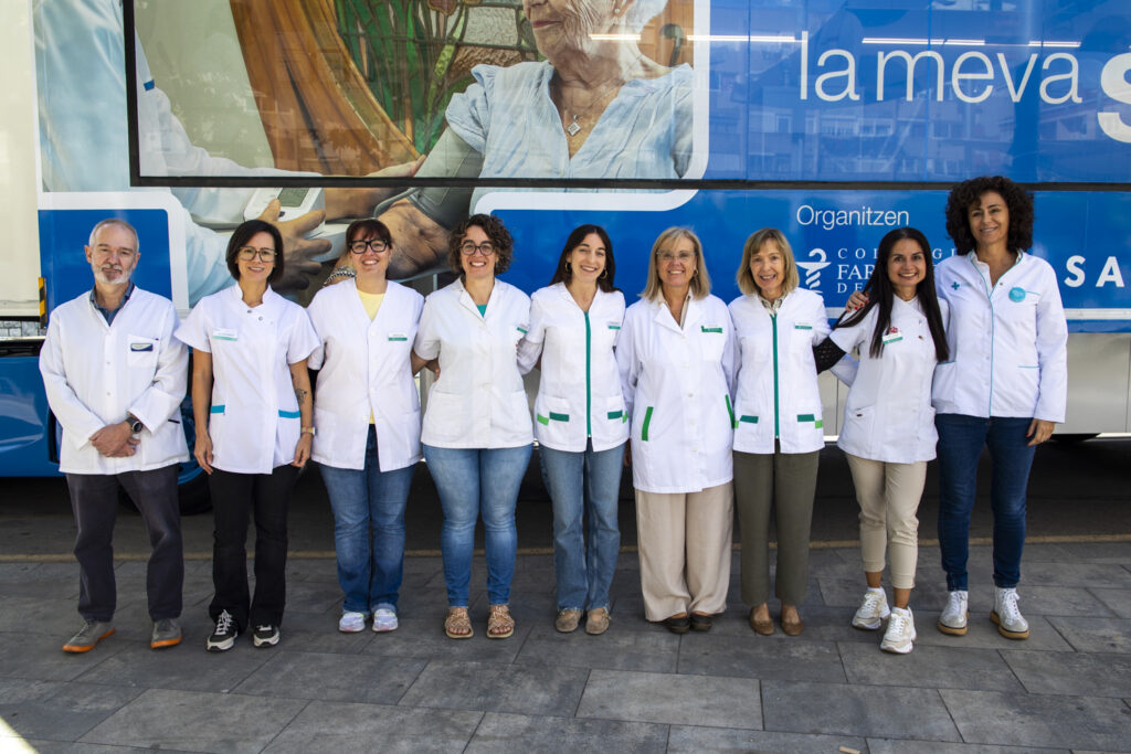 Farmacèutics i farmacèutiques voluntàries de la unitat mòbil realitzen 500 proves a Igualada