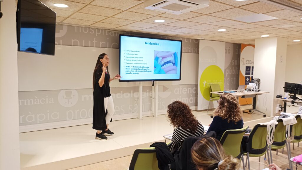 Laura Gil-vernet va destacar les diferents malalties bucodentals més freqüents.