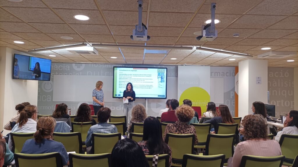 Mercè Barau, vocal d'Oficina de Farmàcia del COFB, i Cristina Morales, vocal d'Atenció Primària del COFB, van moderar la sessió.