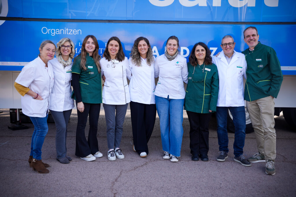 Les farmacèutiques i farmacèutics voluntaris a la farmàcia mòbil de Badalona.
