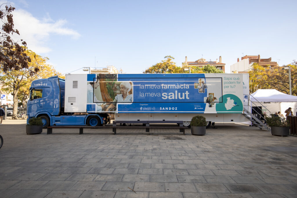 Exterior de la farmàcia mòbil a la Plaça de les Mèlies, a Pineda de Mar.